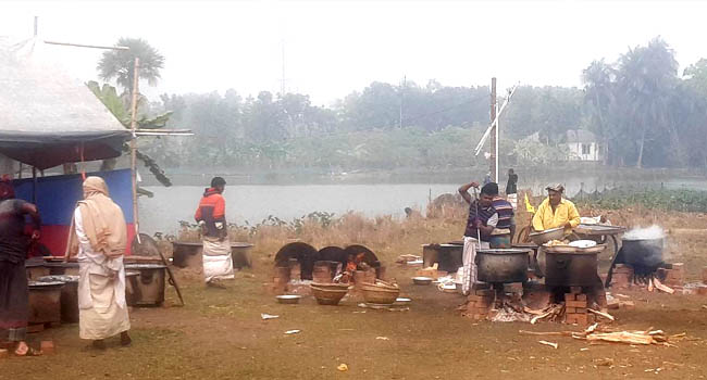 নির্বাচনে ভোটকেন্দ্রের পাশেই ভুড়িভোজের আয়োজন!